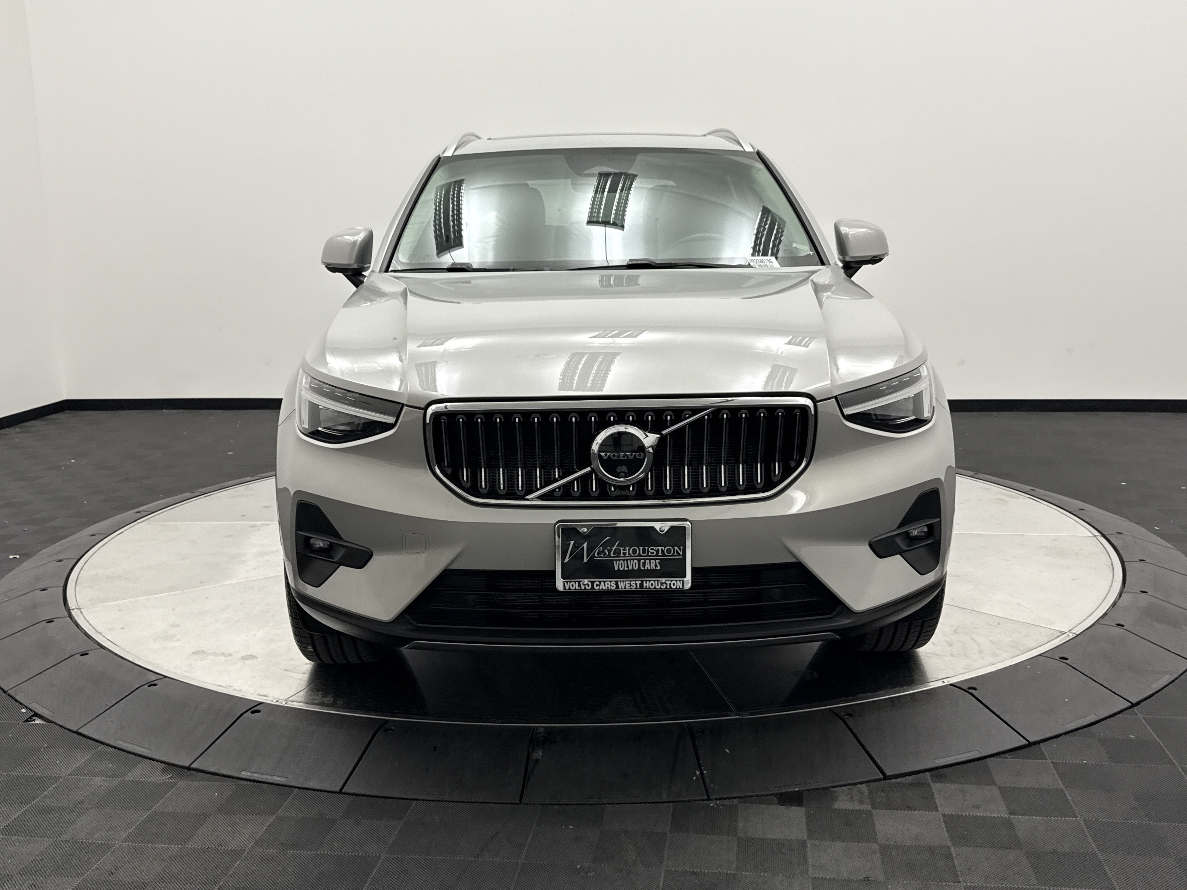 Certified 2024 Volvo XC40 B5 Plus AWD/4WD image 2