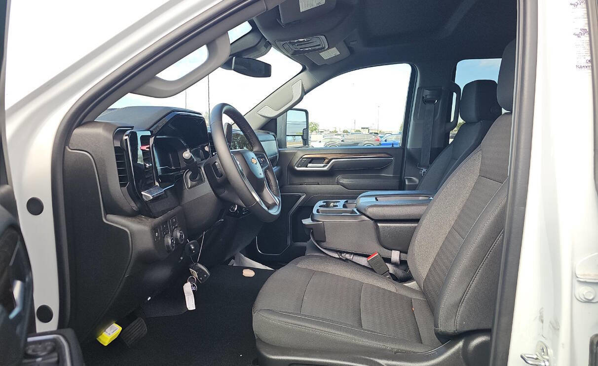 Used 2025 Chevrolet Silverado 3500 LT w/ Convenience Package image 11