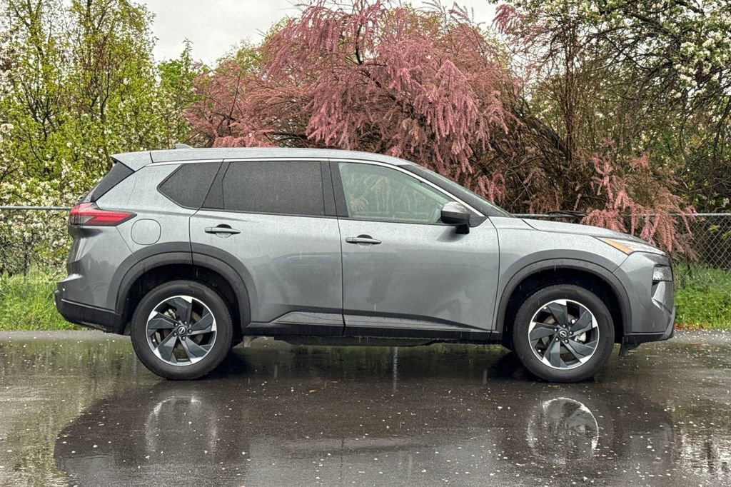 Used 2024 Nissan Rogue SV image 3