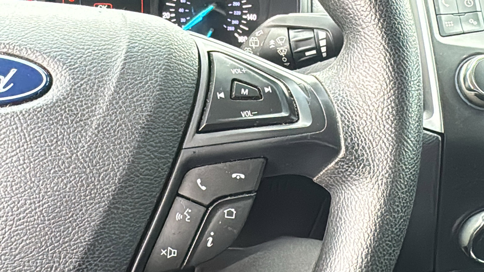 Used 2019 Ford Edge SE image 23