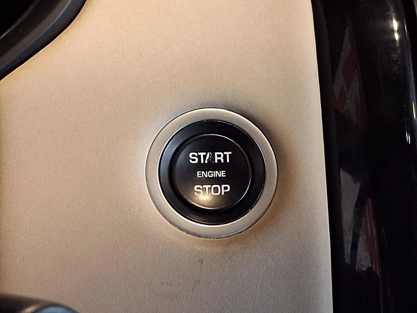 Used 2018 Land Rover Discovery SE image 28