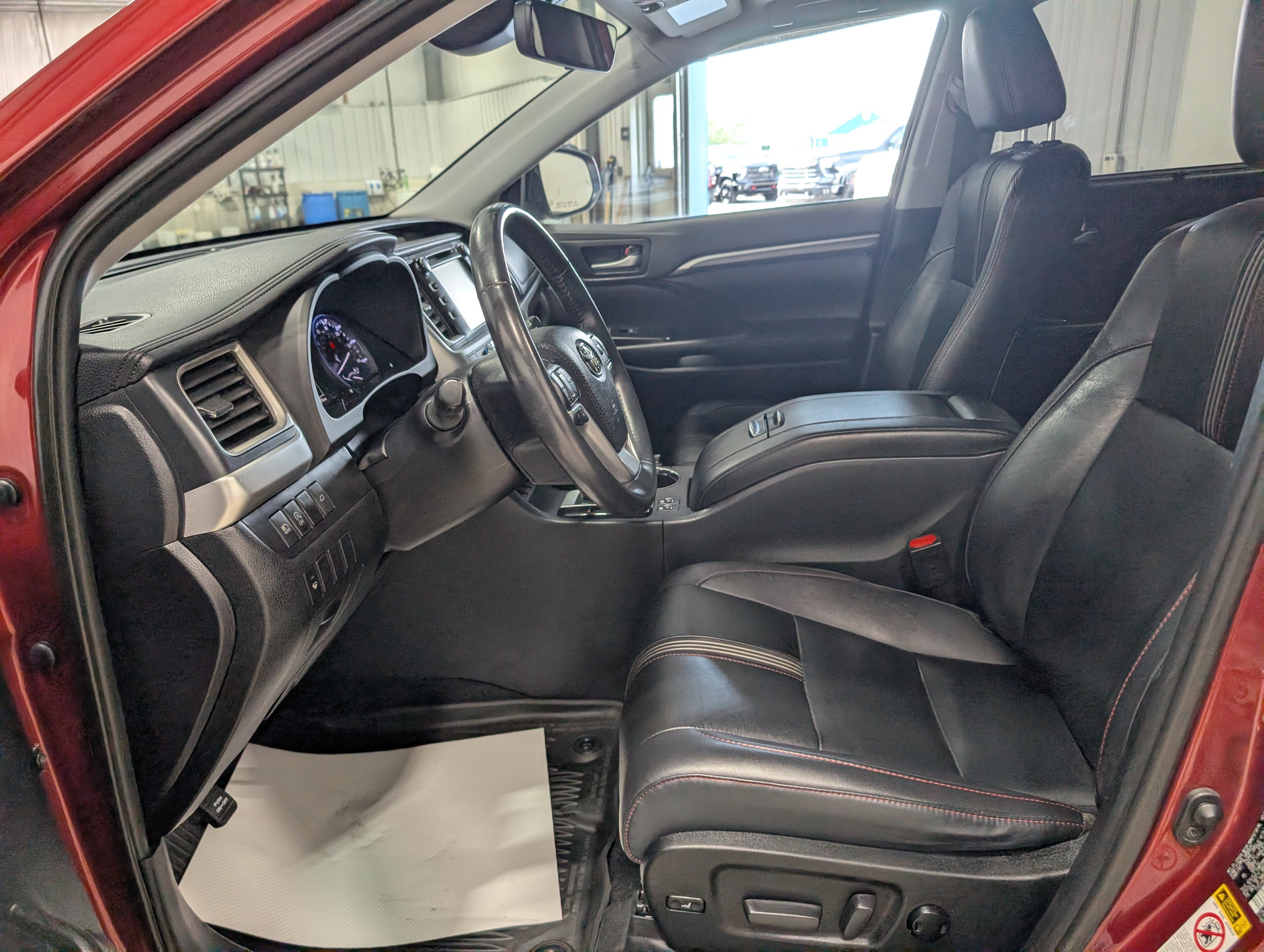 Used 2019 Toyota Highlander SE AWD/4WD image 14