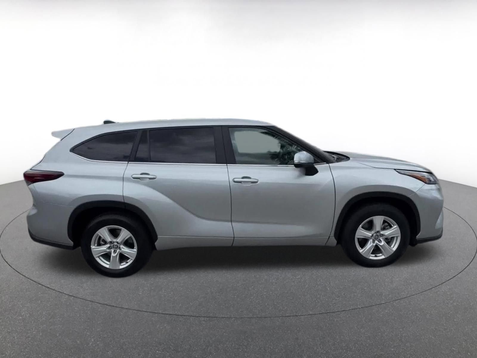 Used 2025 Toyota Highlander LE FWD image 16