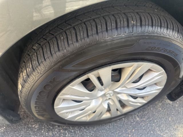 Used 2012 Toyota Camry LE image 9