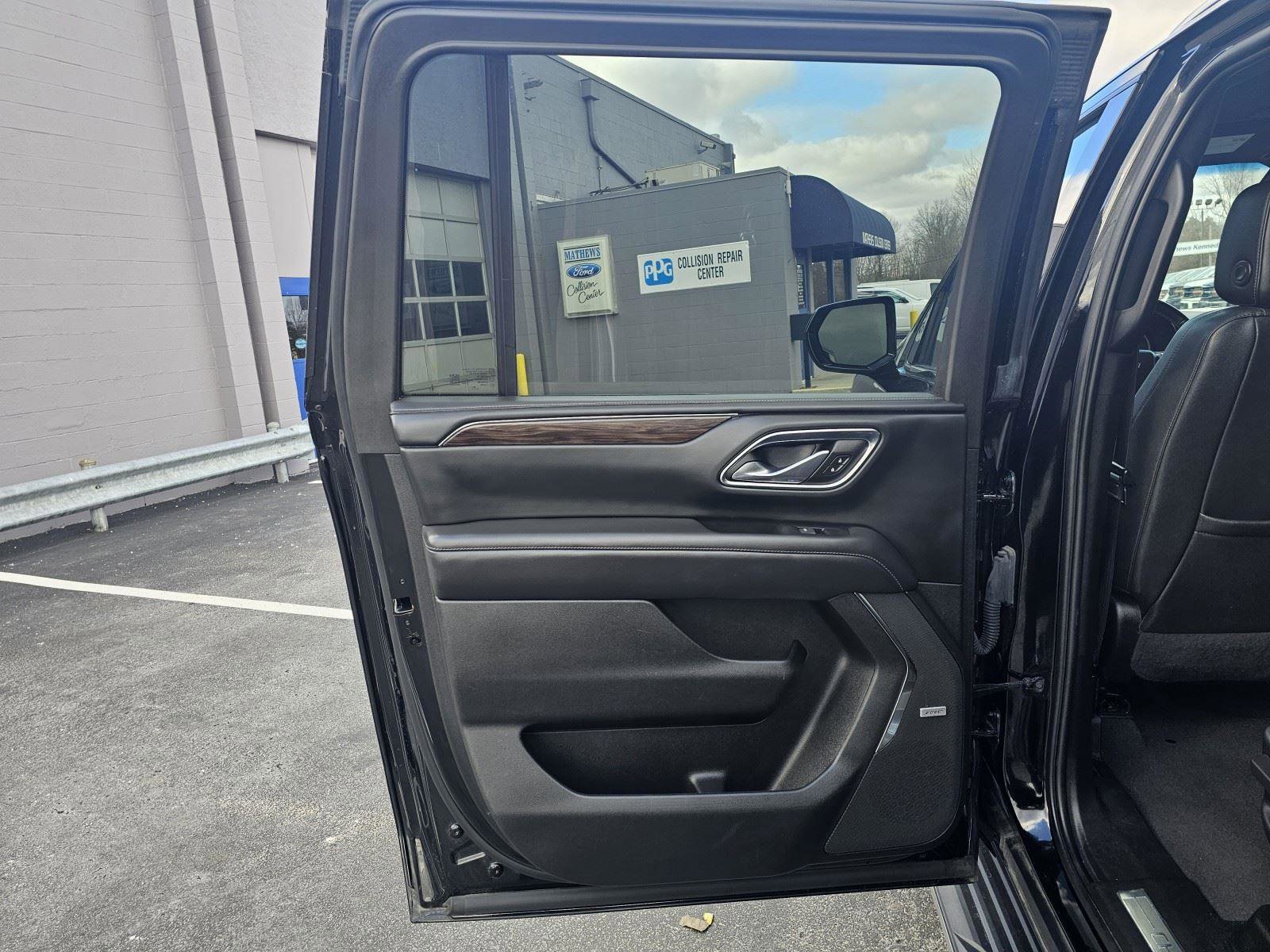 Used 2023 Chevrolet Suburban LT image 14