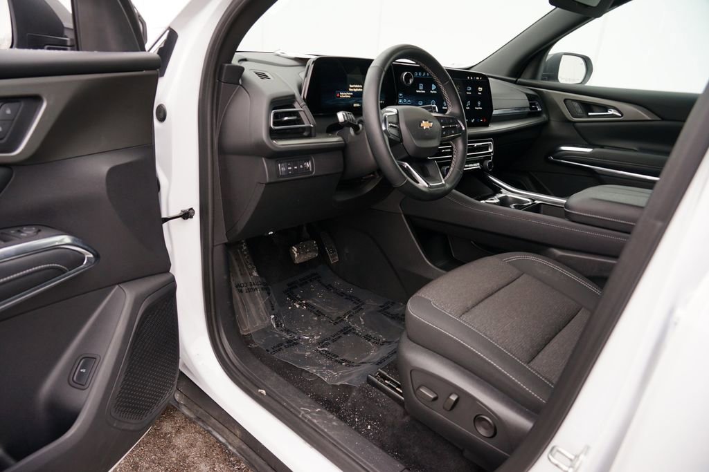 Used 2025 Chevrolet Traverse LT image 13