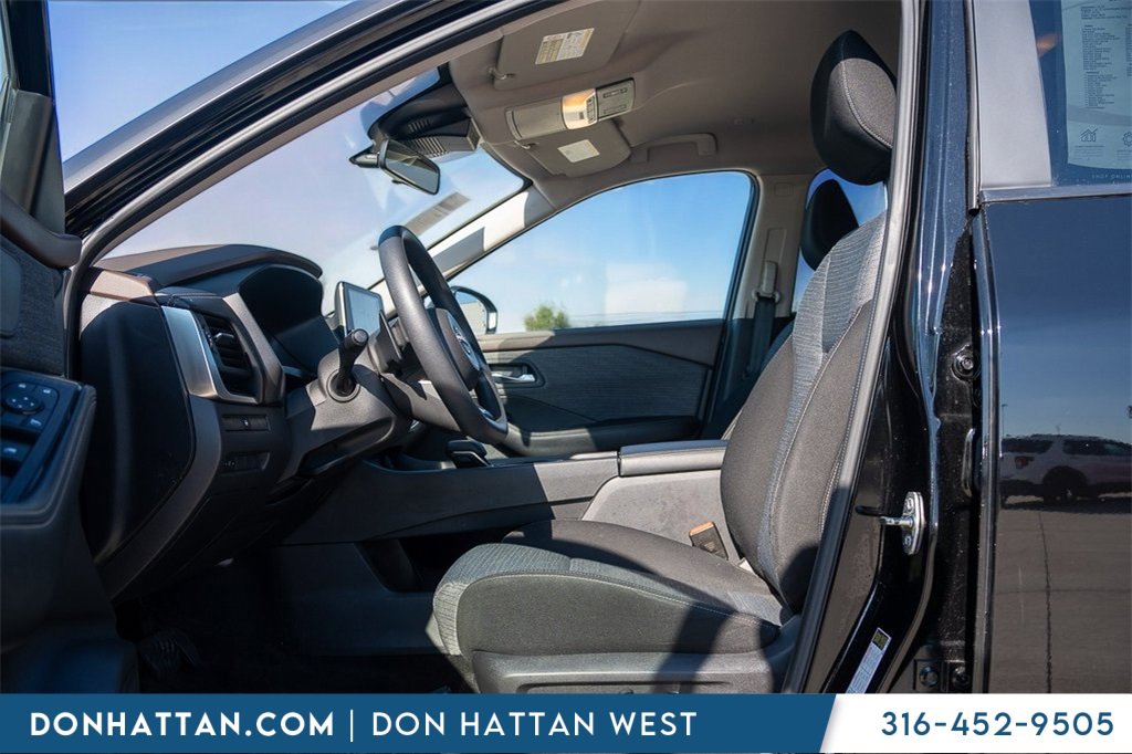 Used 2023 Nissan Rogue SV image 3