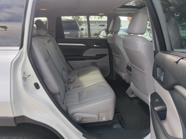 Used 2017 Toyota Highlander XLE w/ Carpet Mat Package image 18