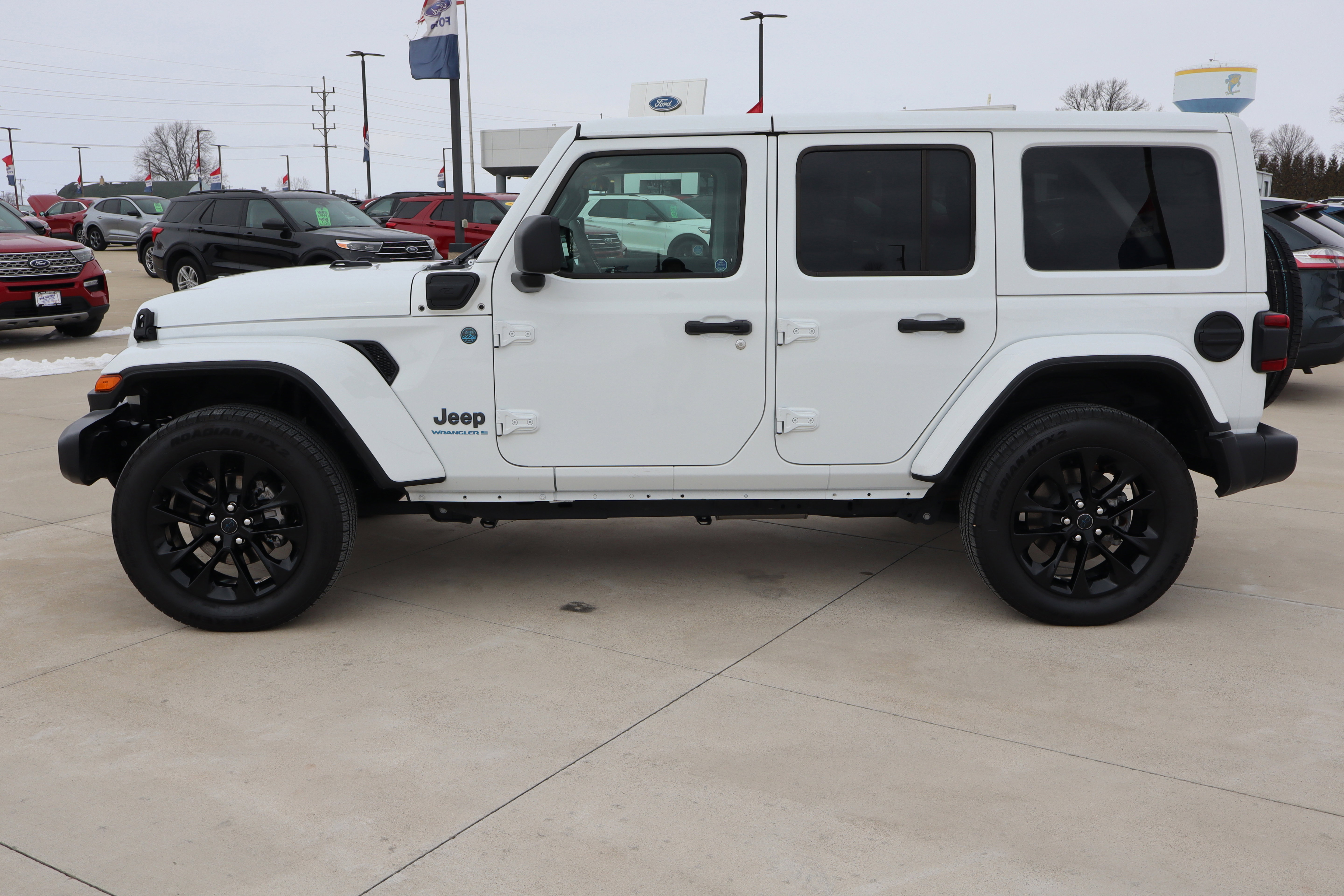 Used 2025 Jeep Wrangler Sahara w/ Safety Group image 9