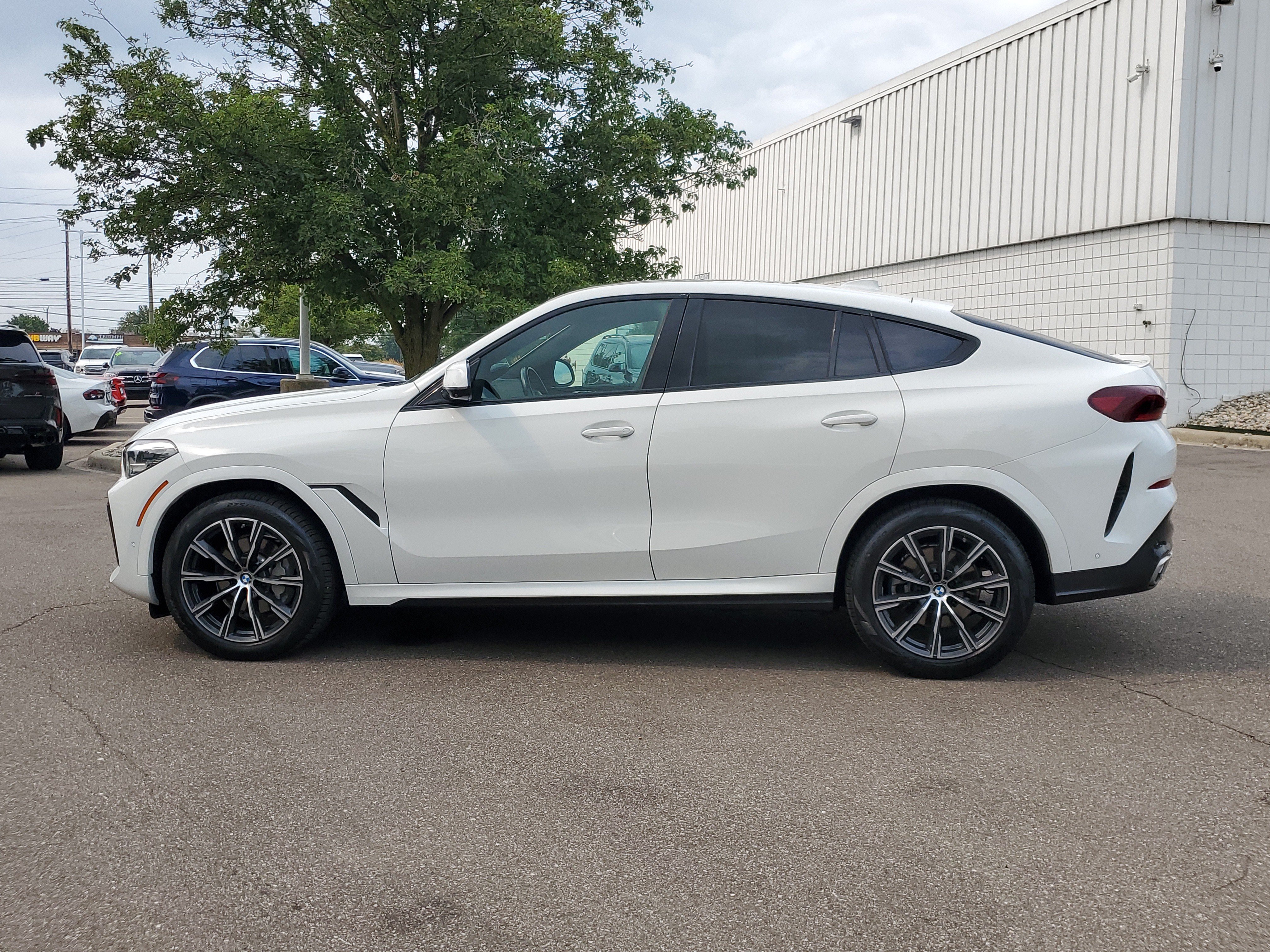 Used 2022 BMW X6 xDrive40i w/ M Sport Package AWD/4WD video 2