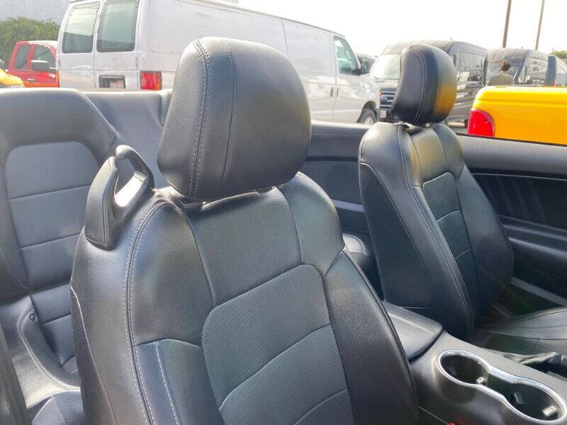 Used 2019 Ford Mustang Premium RWD image 9