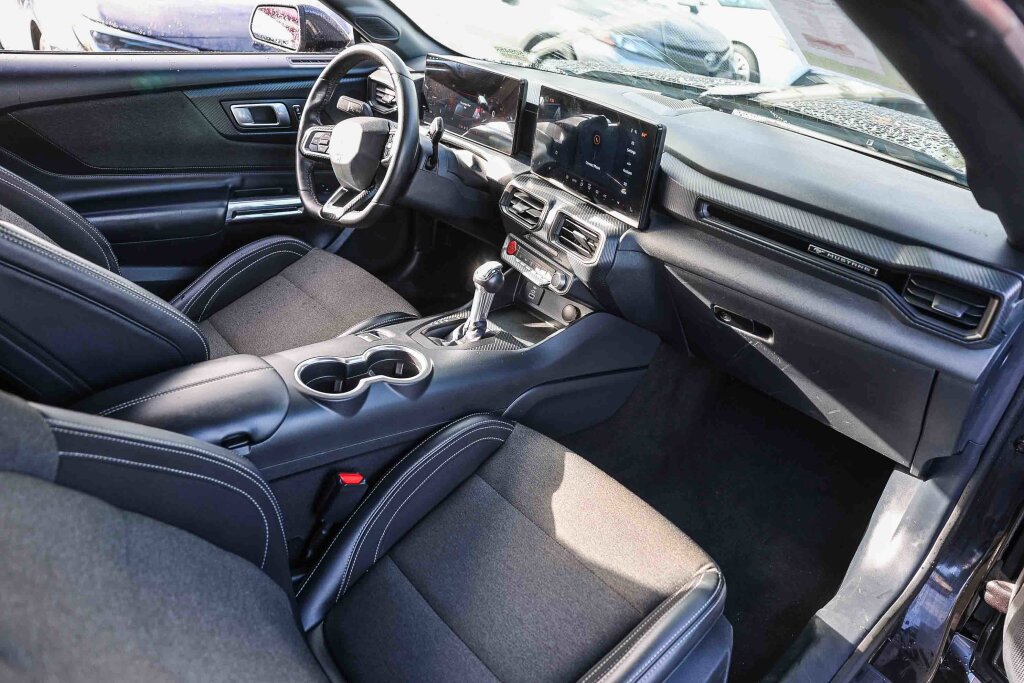 Used 2024 Ford Mustang Convertible image 3