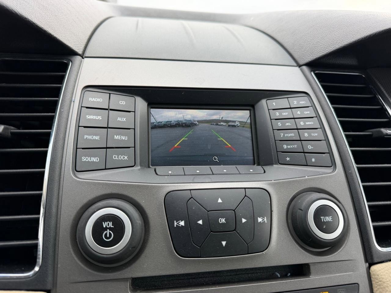 Used 2016 Ford Taurus SE FWD image 20