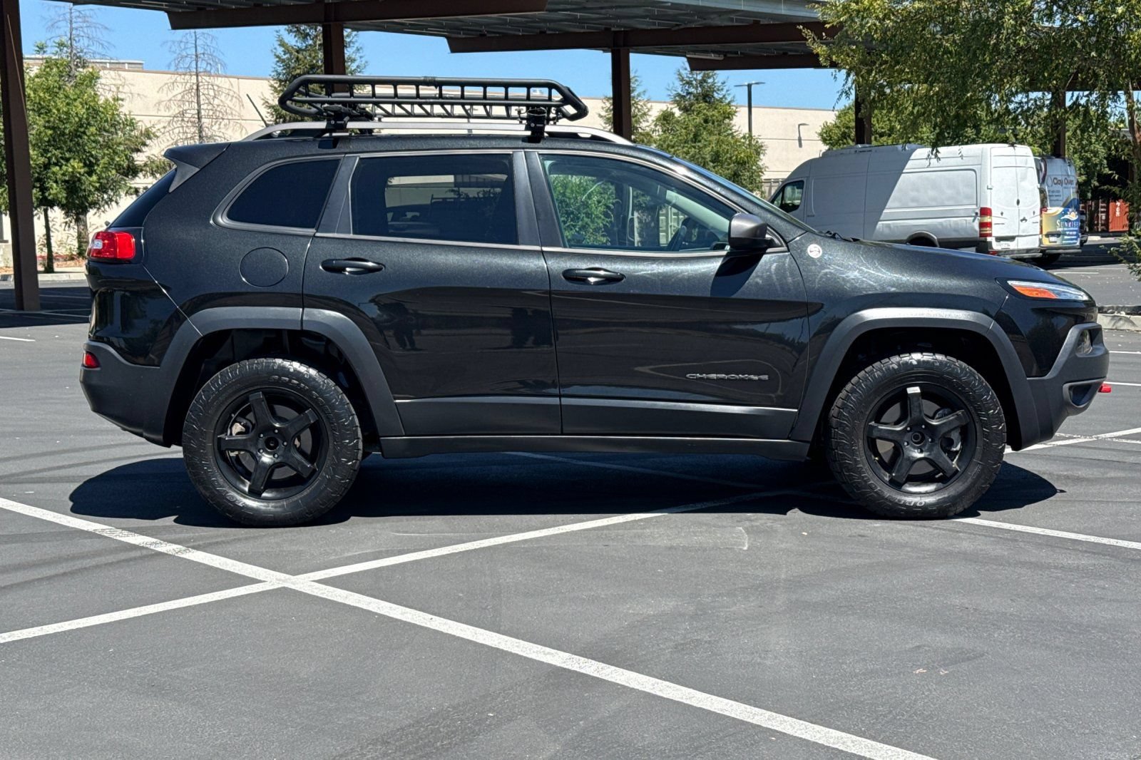 Used 2015 Jeep Cherokee Trailhawk AWD/4WD image 10