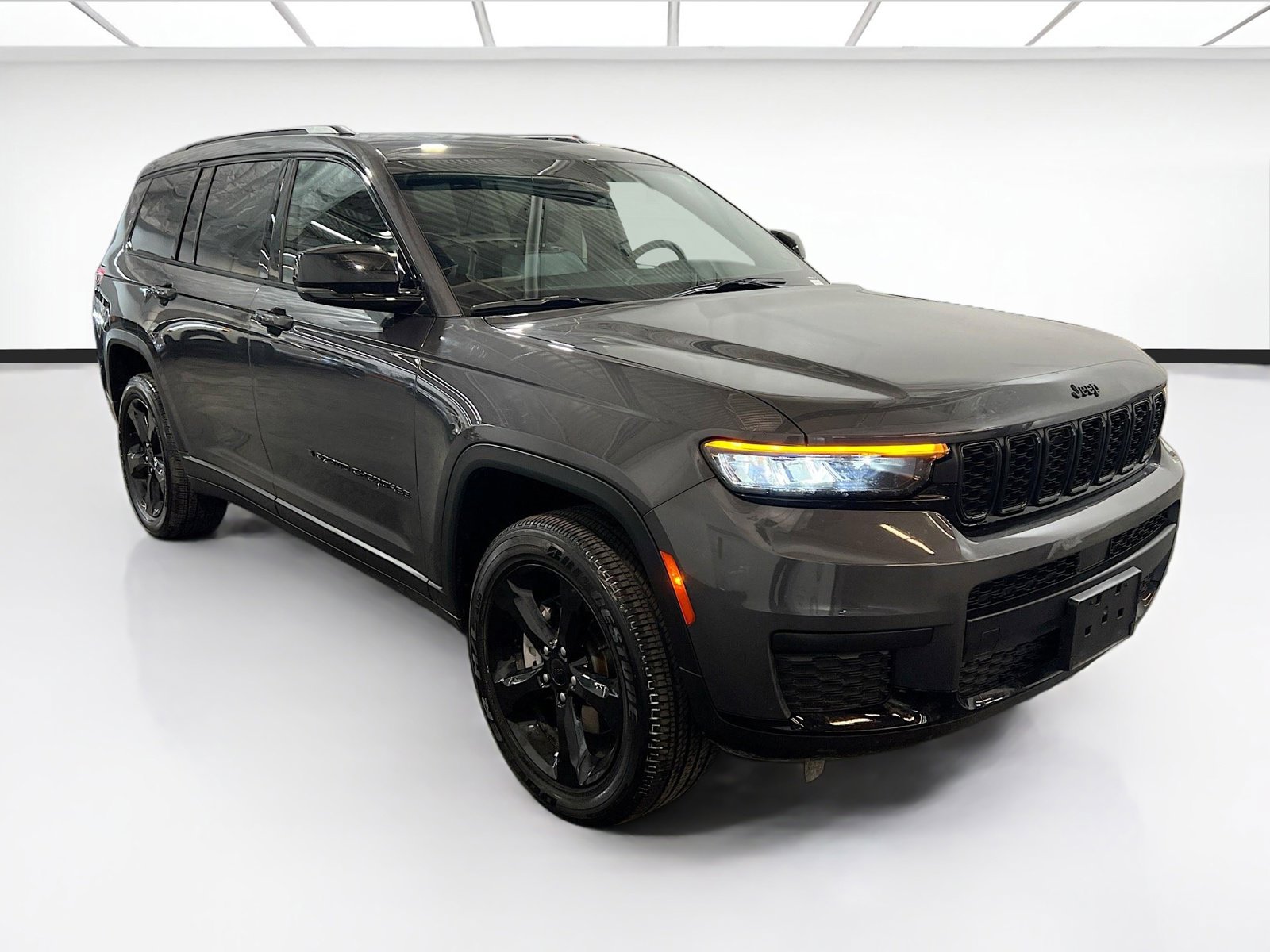Used 2024 Jeep Grand Cherokee L Altitude AWD/4WD image 3