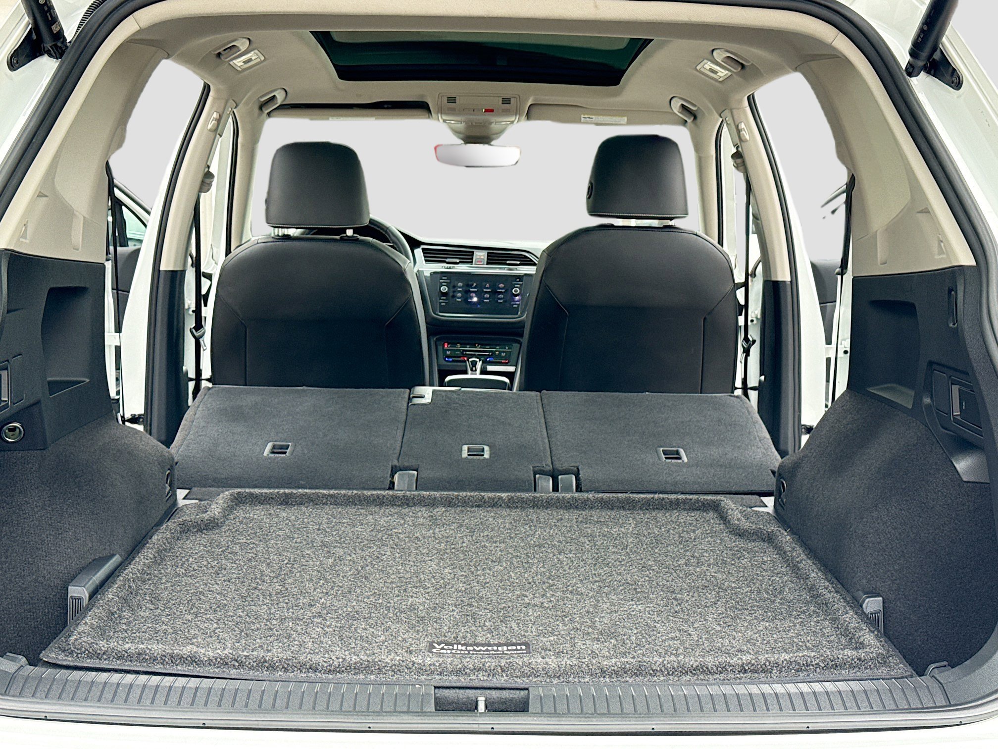 Used 2022 Volkswagen Tiguan SE w/ Panoramic Sunroof Package image 7