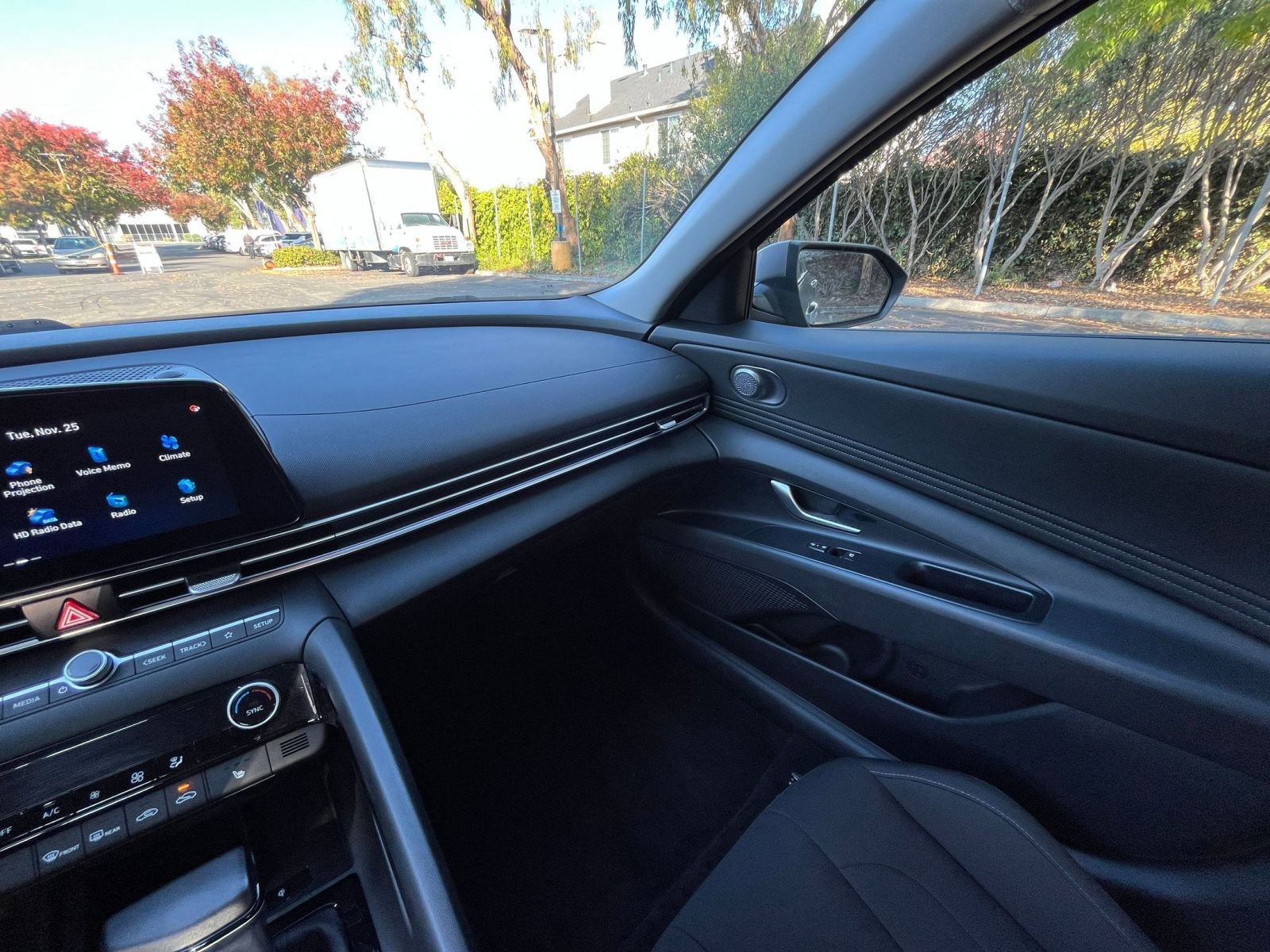 Used 2025 Hyundai Elantra SEL image 33