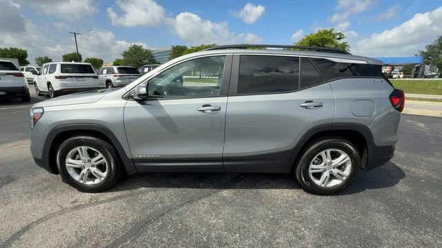 Used 2024 GMC Terrain SLE w/ Driver Convenience Package FWD image 5