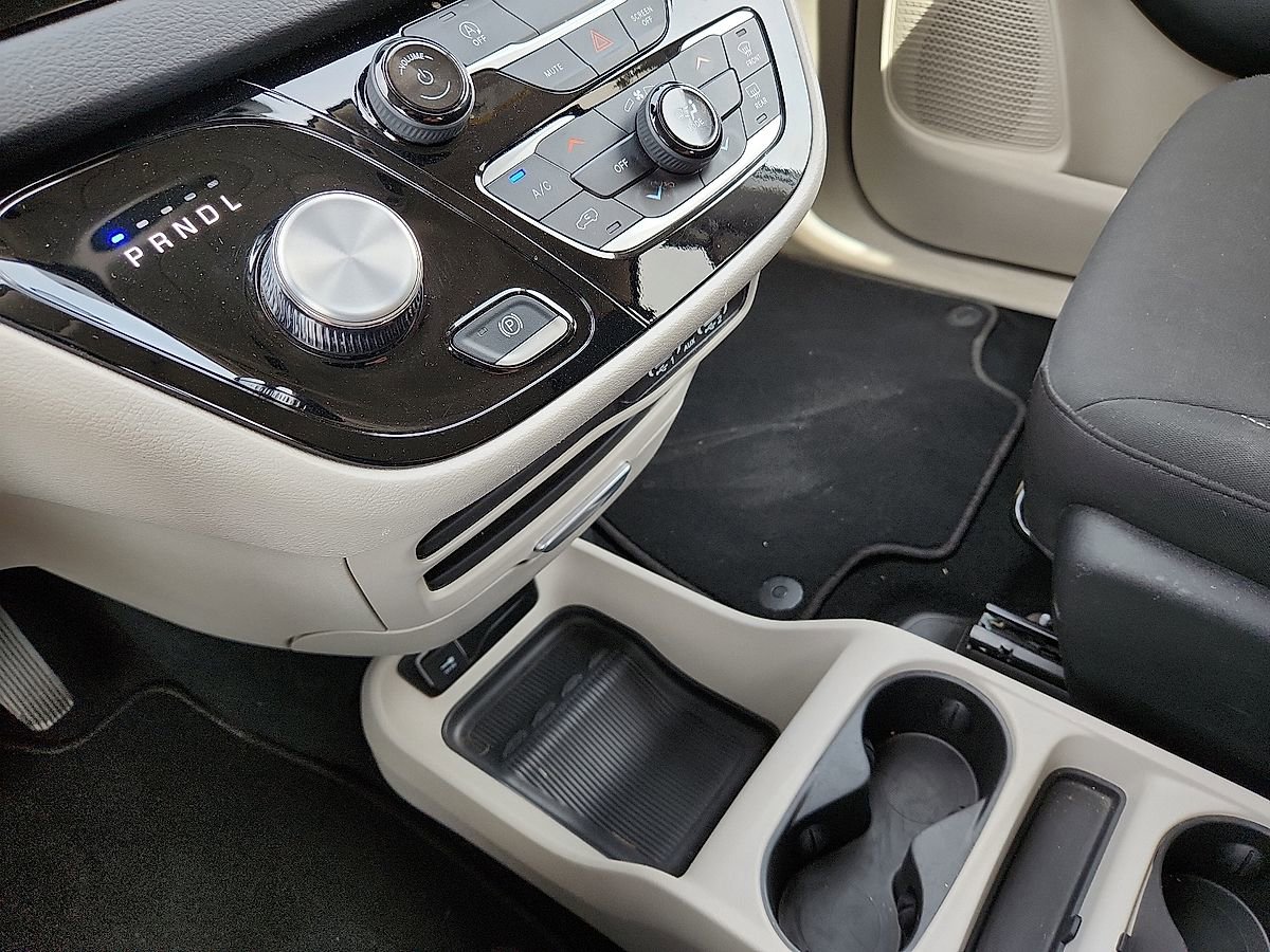 Used 2024 Chrysler Voyager LX image 12