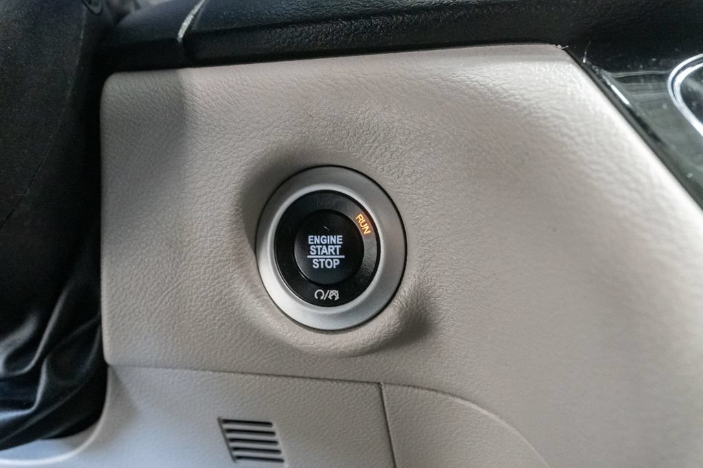 Used 2023 Chrysler Pacifica Touring-L FWD image 15
