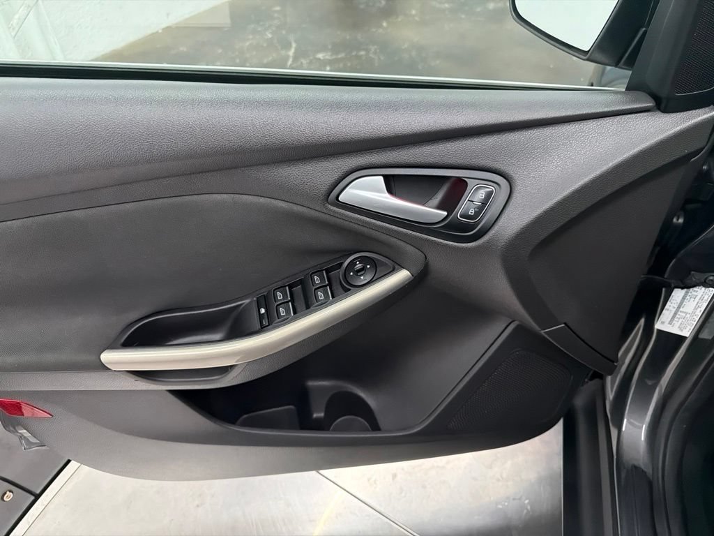 Used 2017 Ford Focus Titanium w/ Titanium Technology Package FWD image 18