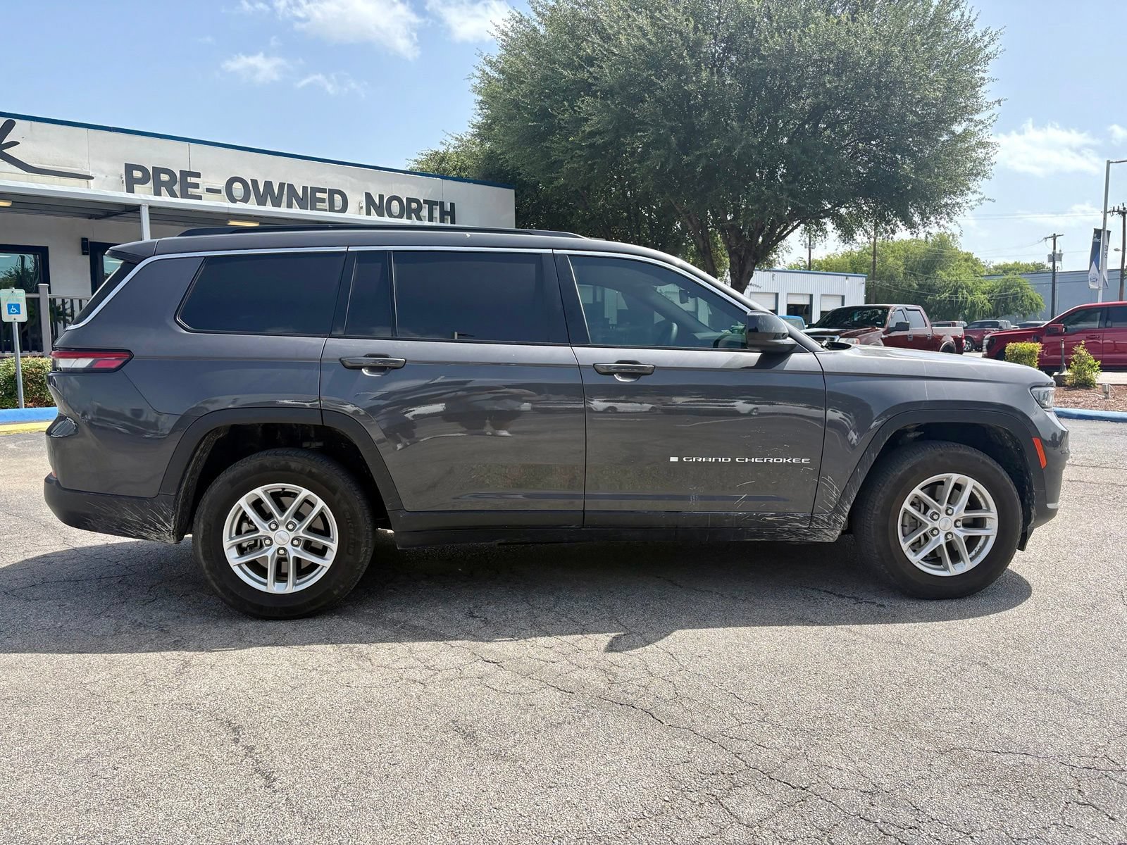 Used 2024 Jeep Grand Cherokee L Laredo RWD image 2