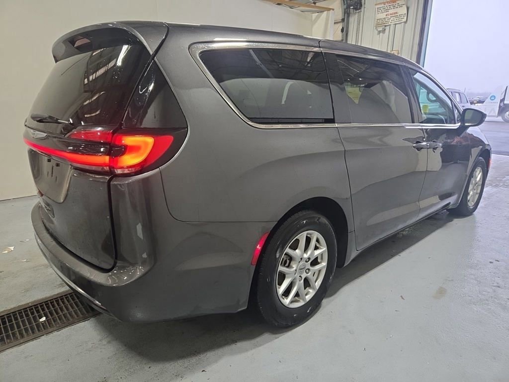 Used 2023 Chrysler Pacifica Touring-L image 4