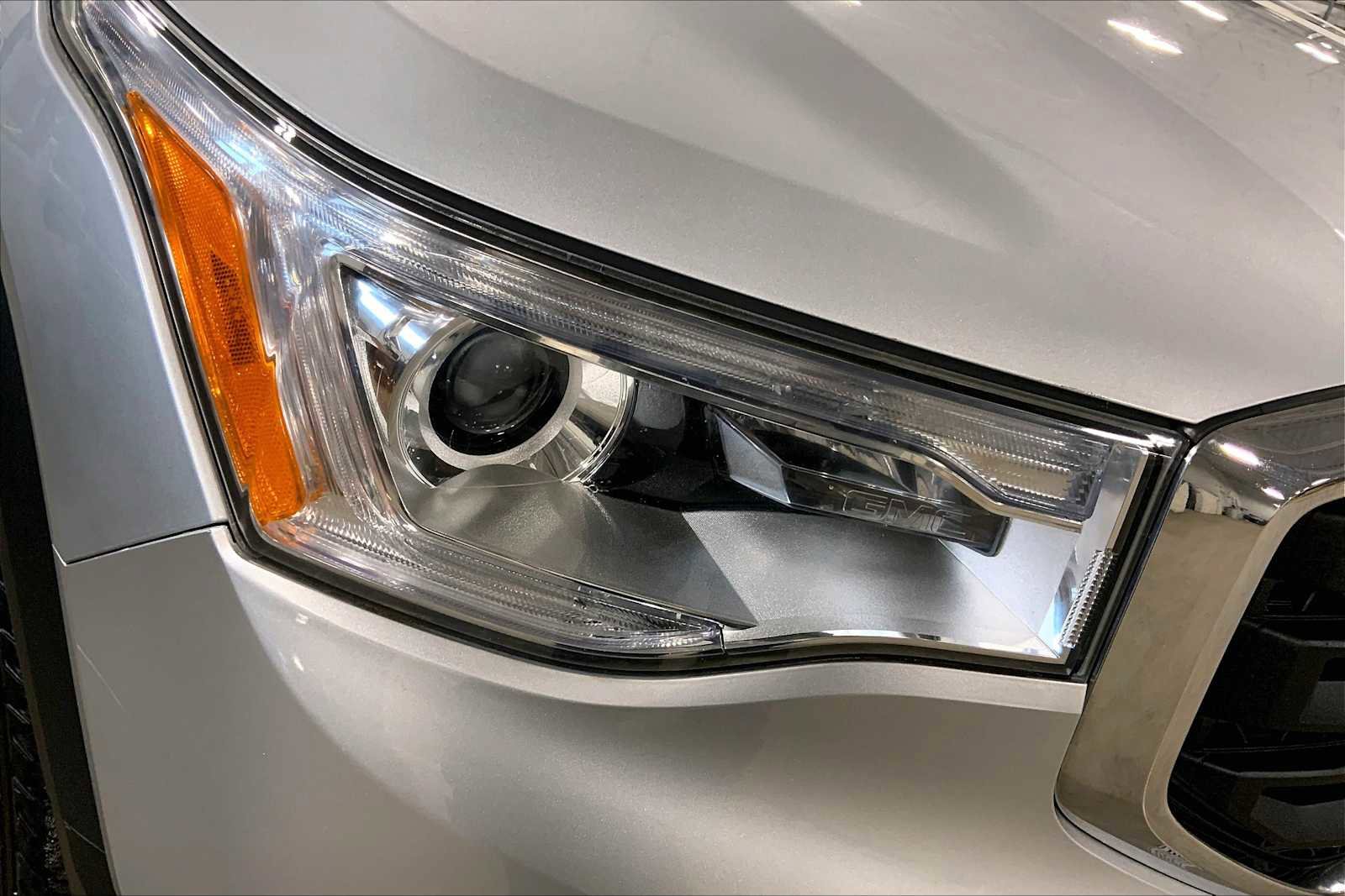 Used 2018 GMC Acadia SLE image 26