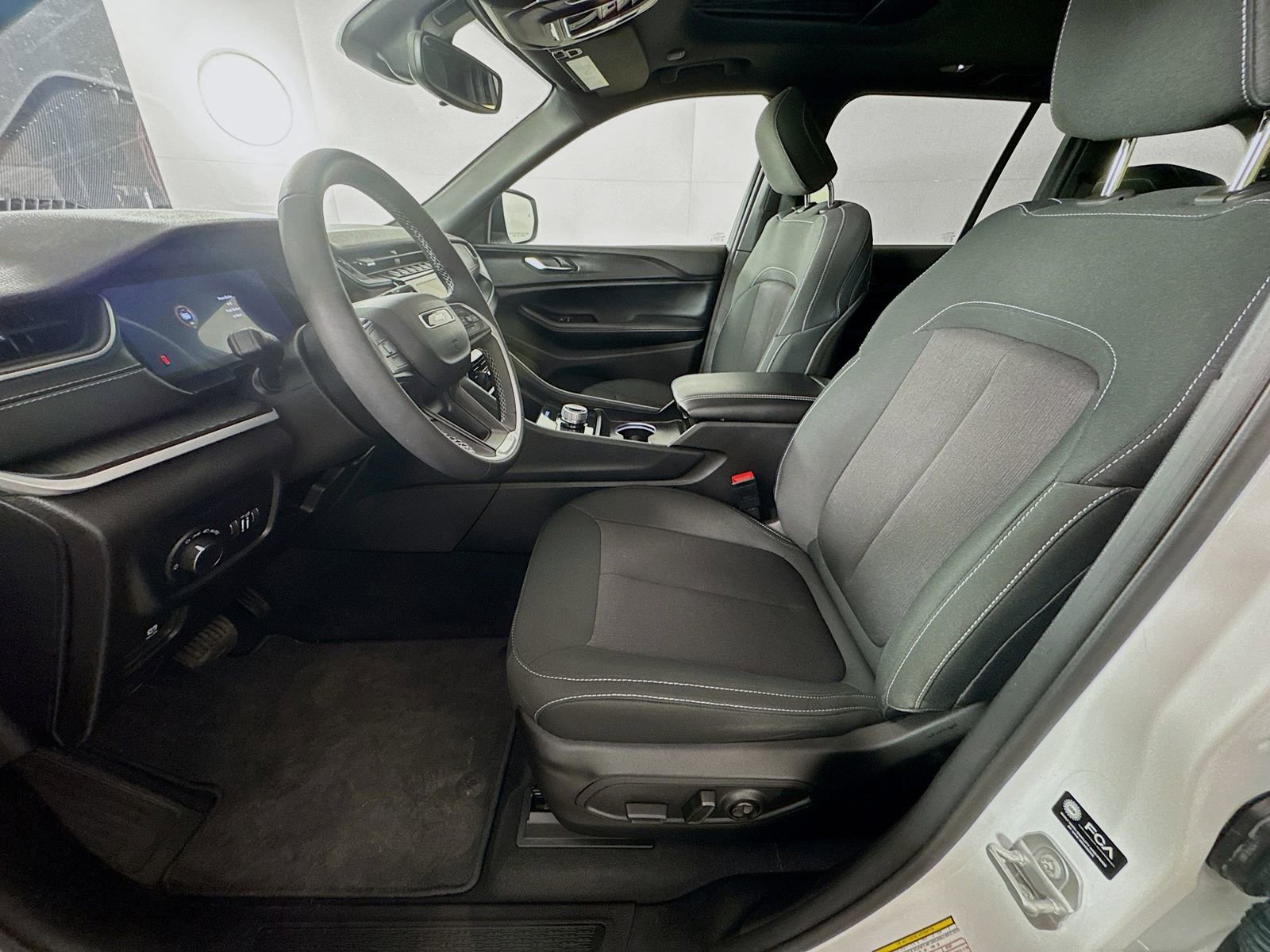 Used 2024 Jeep Grand Cherokee Laredo X image 17