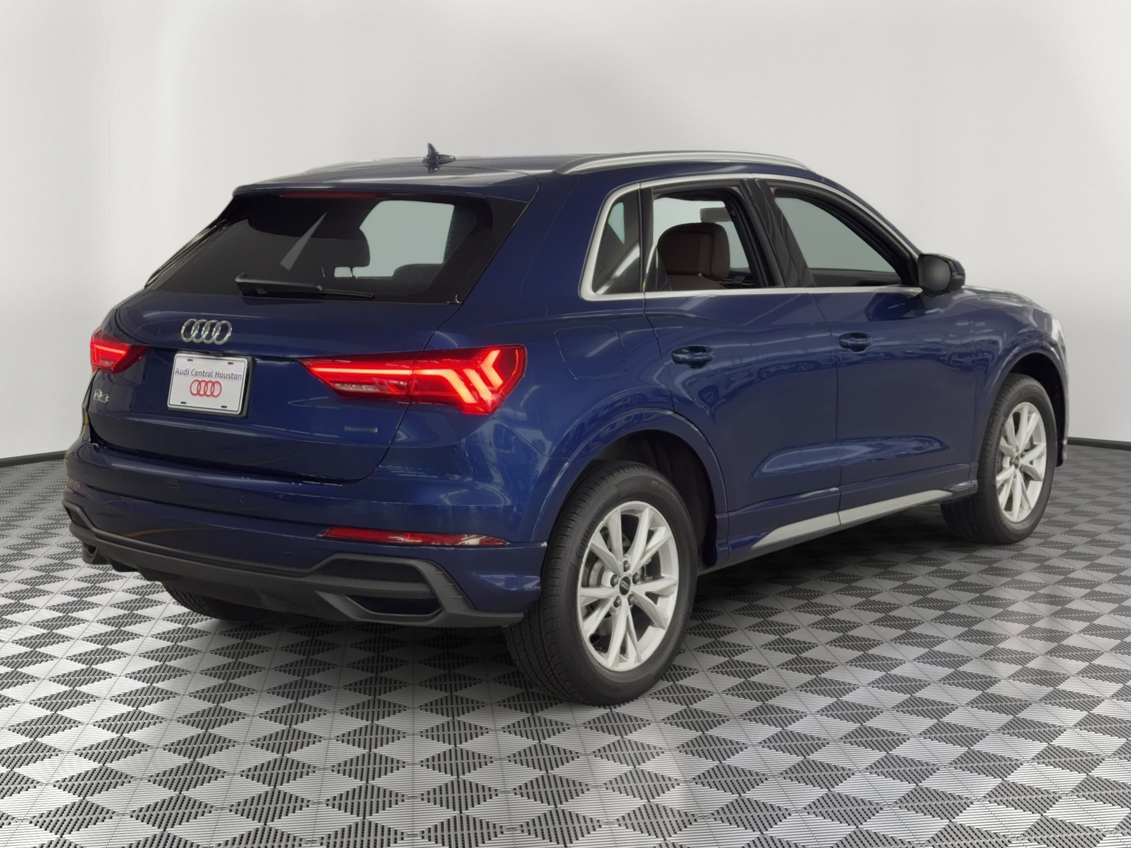 Used 2025 Audi Q3 2.0T Premium w/ Convenience Package image 9