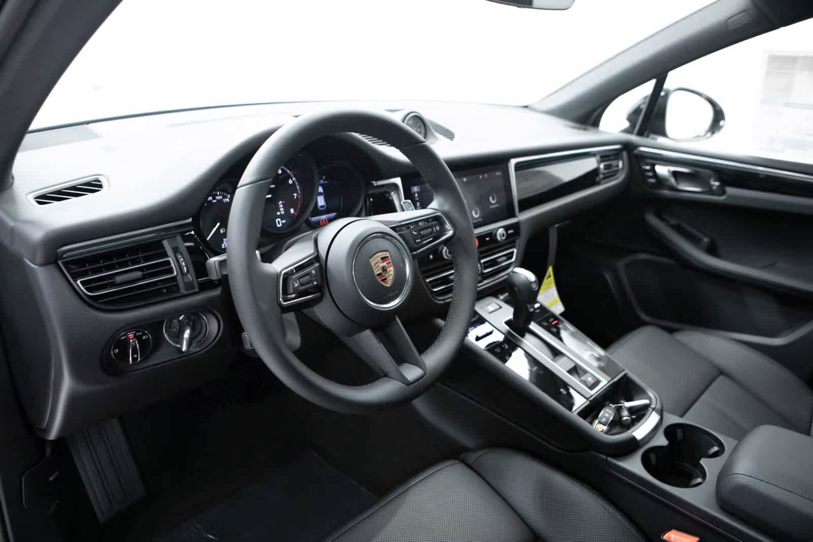 Certified 2026 Porsche Macan AWD/4WD image 4