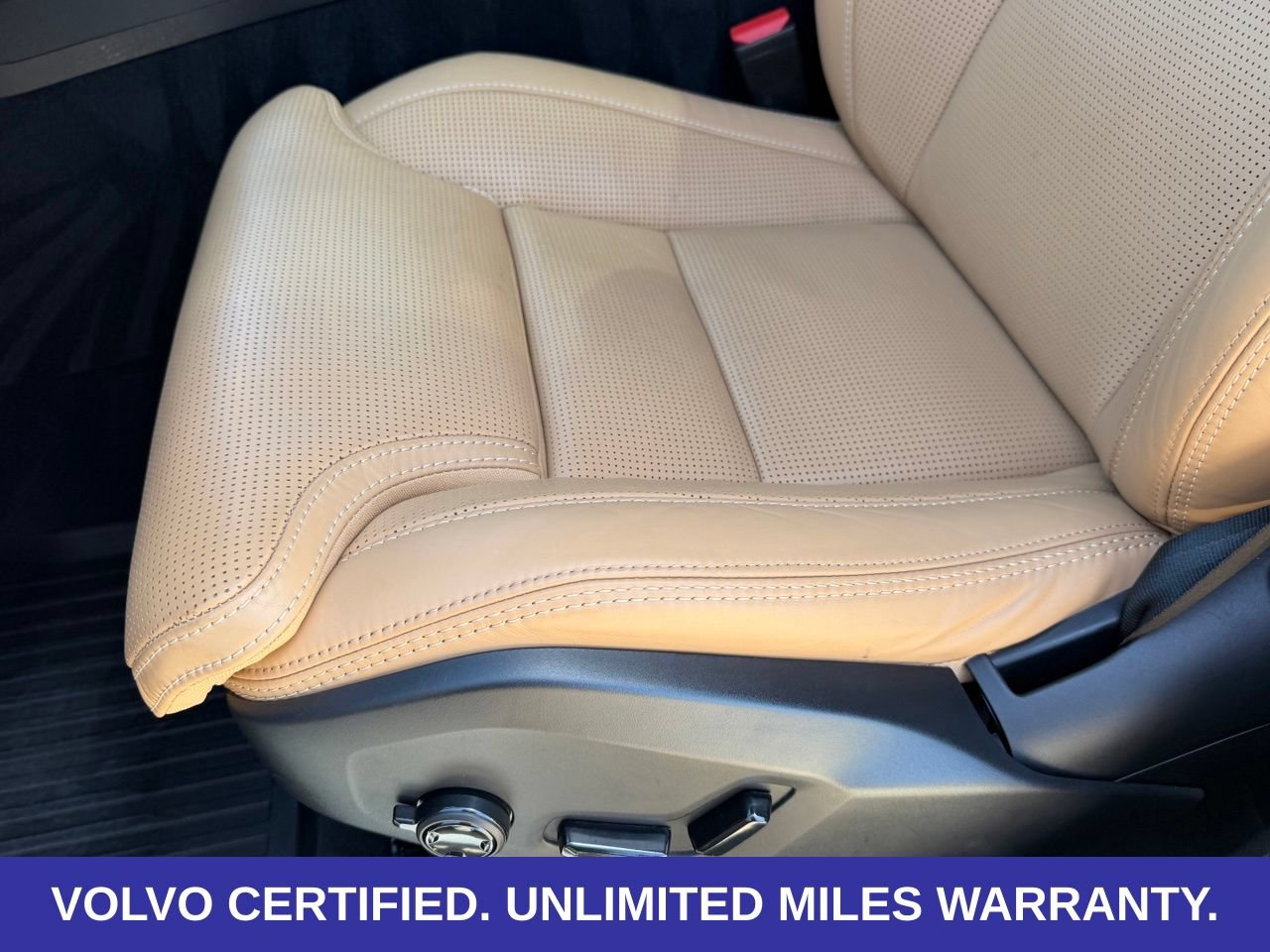 Certified 2025 Volvo XC60 B5 Ultra w/ Protection Package Premier AWD/4WD image 30