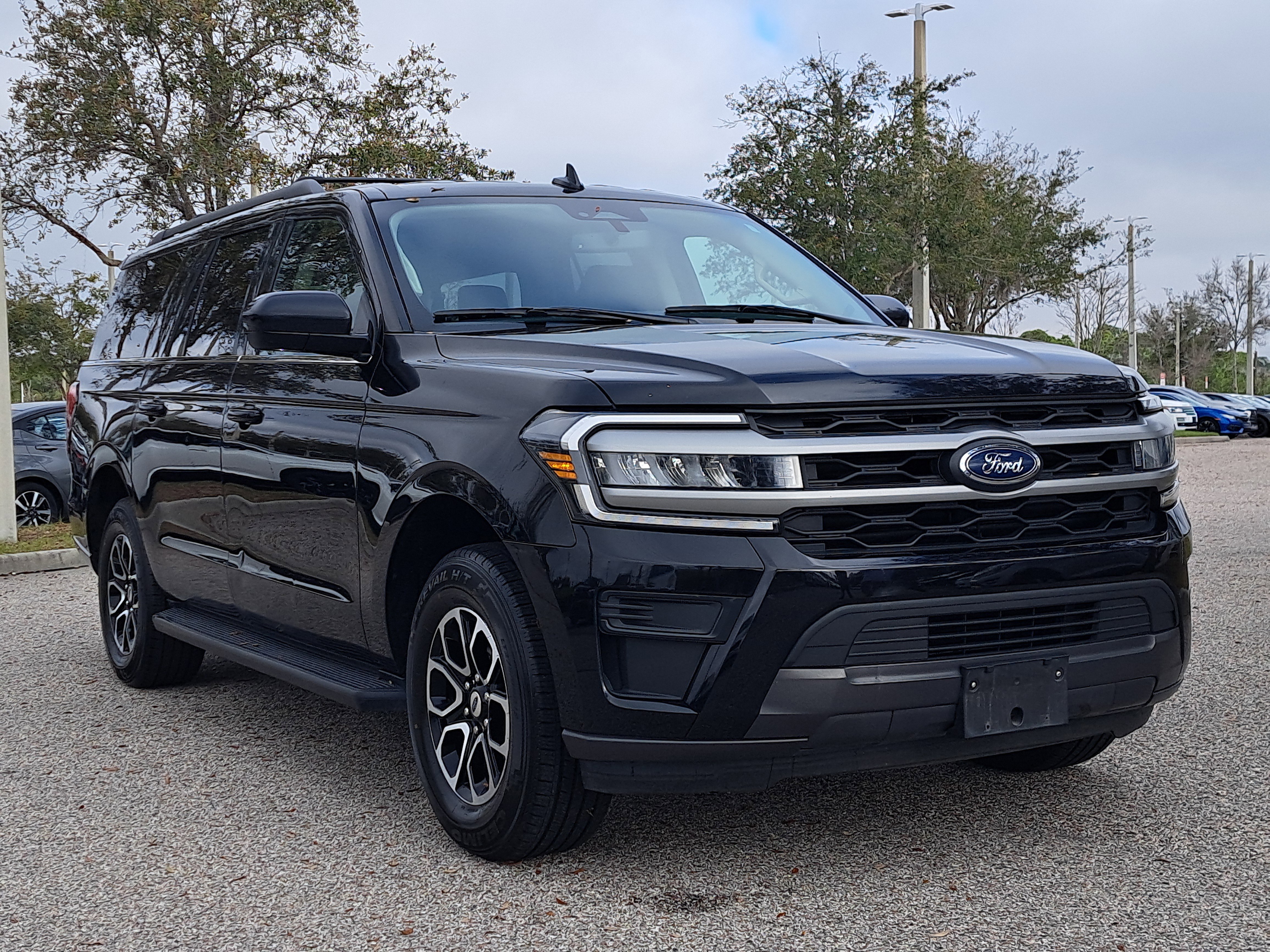 Used 2024 Ford Expedition Max XLT AWD/4WD image 3