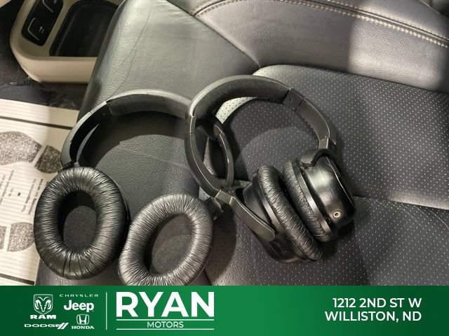 Used 2018 Chrysler Pacifica Touring-L FWD image 38