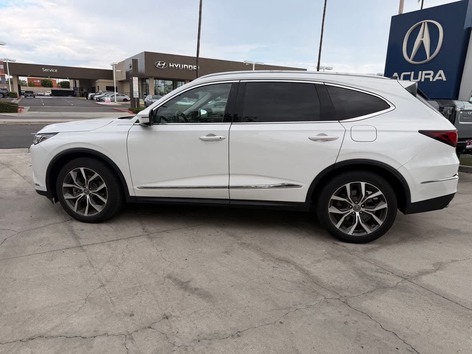 Used 2022 Acura MDX SH-AWD w/ Technology Package image 2
