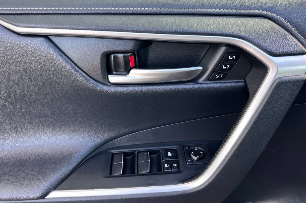 Used 2019 Toyota RAV4 Limited AWD/4WD image 10