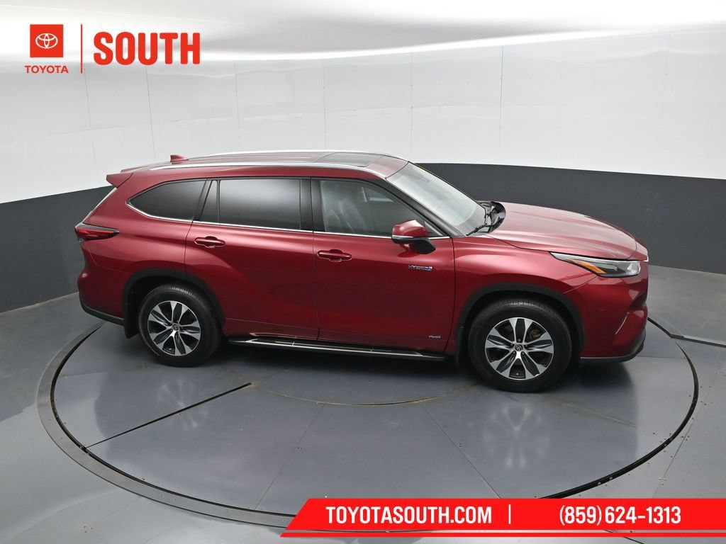 Used 2021 Toyota Highlander XLE AWD/4WD image 48