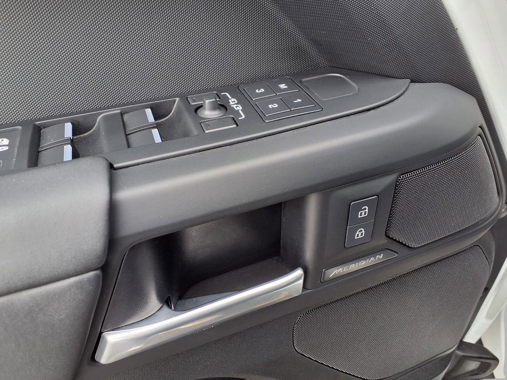 Used 2025 Land Rover Defender 110 S image 19