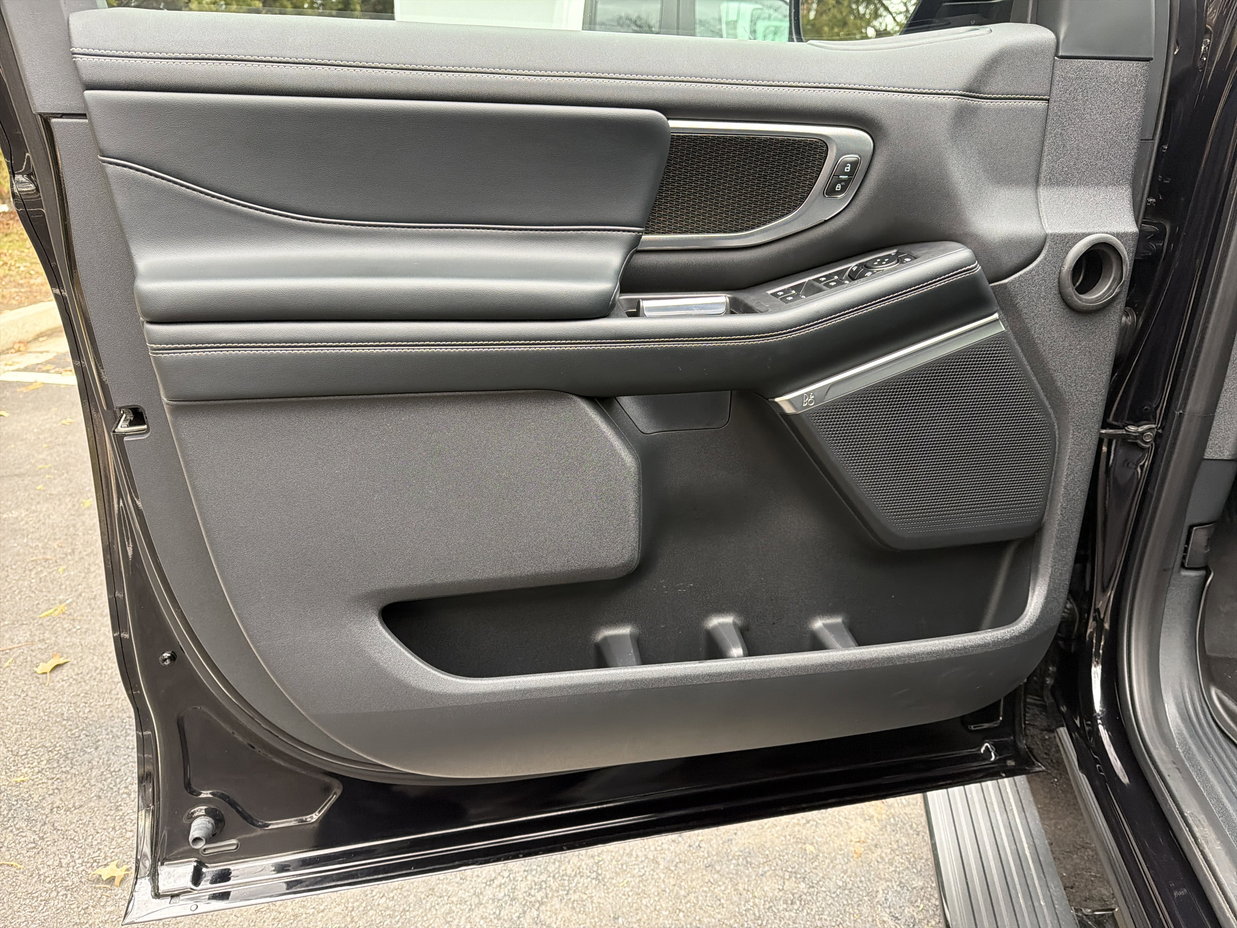 Used 2025 Ford Expedition Max Platinum w/ Stealth Appearance Package image 14