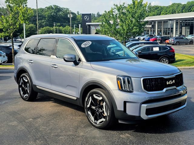 Used 2023 Kia Telluride EX w/ EX Captain's Chair Package FWD image 1