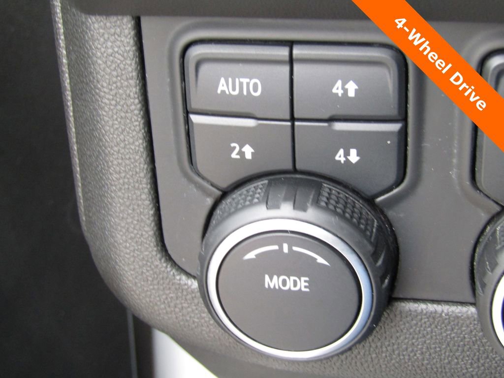 Used 2023 Chevrolet Tahoe Z71 w/ Luxury Package AWD/4WD image 17