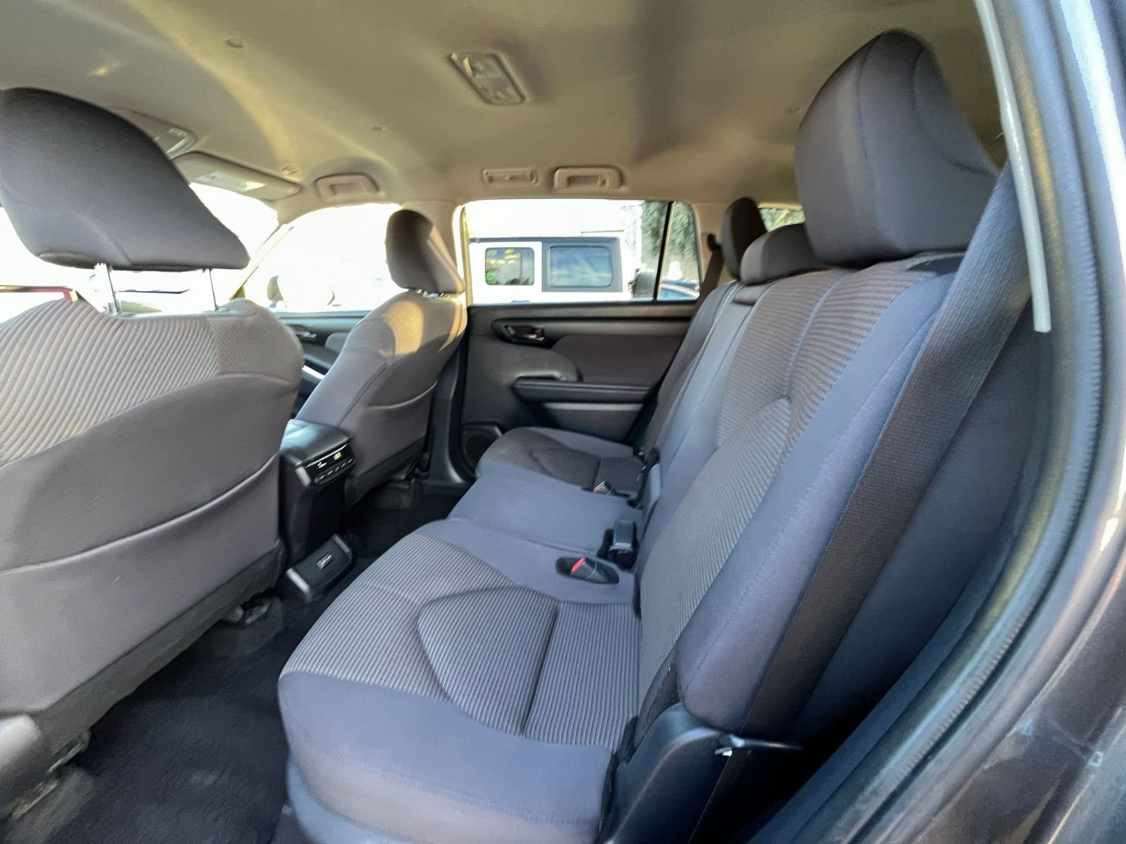 Used 2025 Toyota Highlander LE image 27