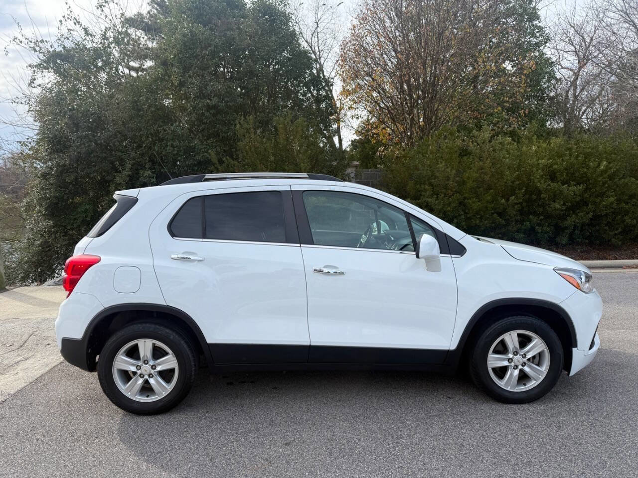 Used 2019 Chevrolet Trax LT w/ LT Convenience Package image 4