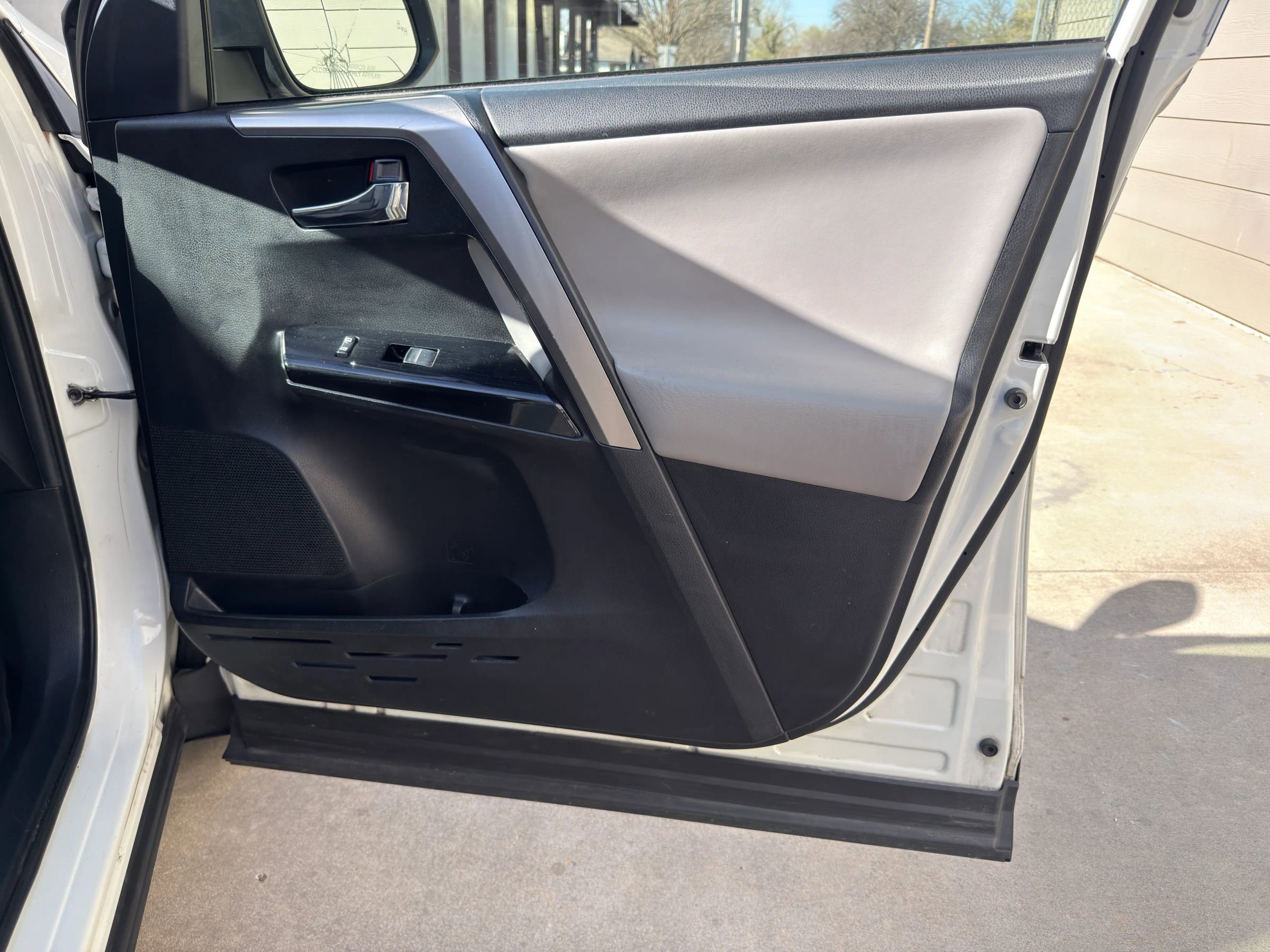 Used 2018 Toyota RAV4 Limited w/ Protection Package image 29