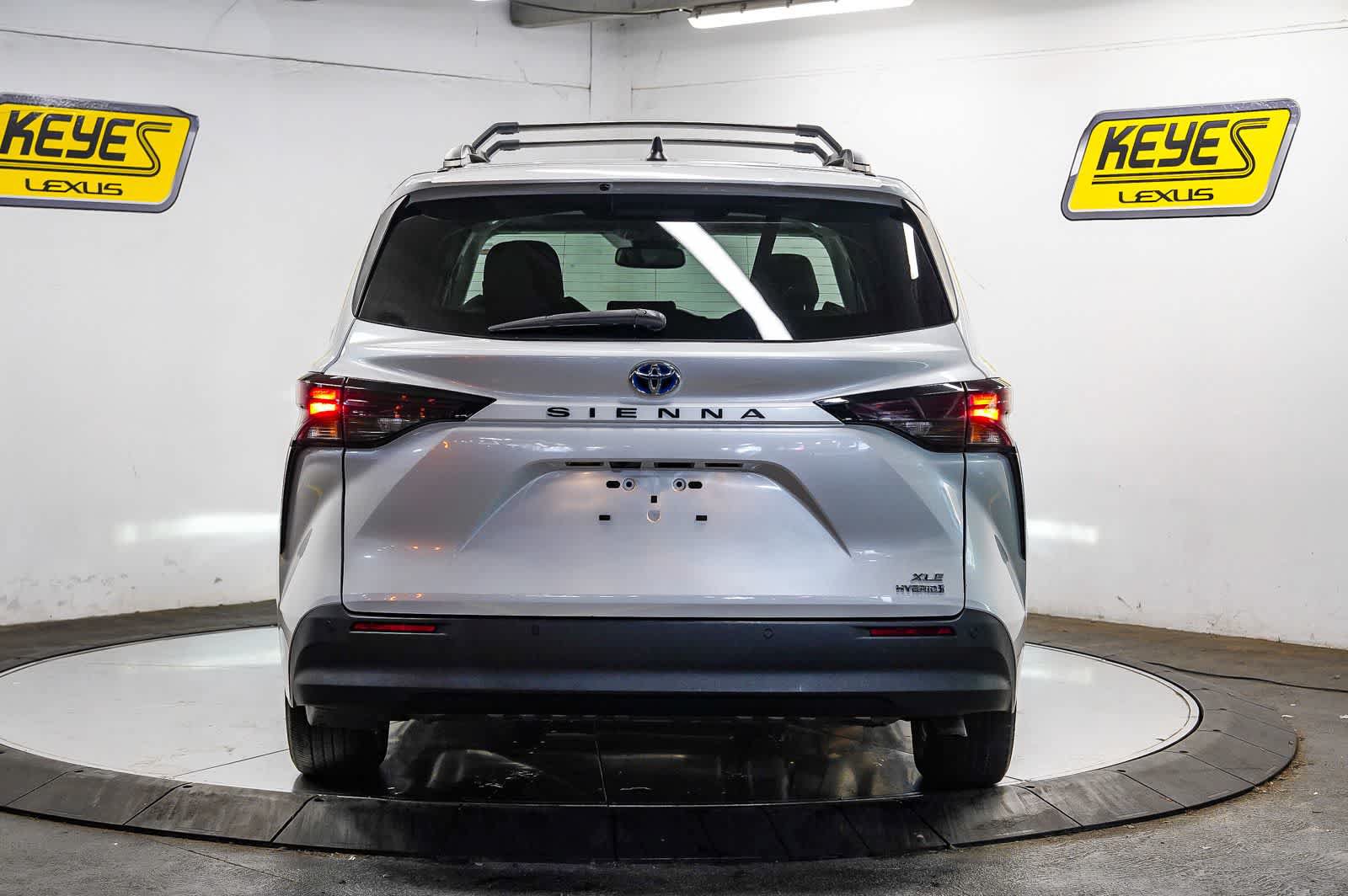 Used 2023 Toyota Sienna XLE FWD image 5
