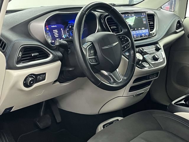 Used 2021 Chrysler Pacifica Touring w/ Cold Weather Group FWD image 14