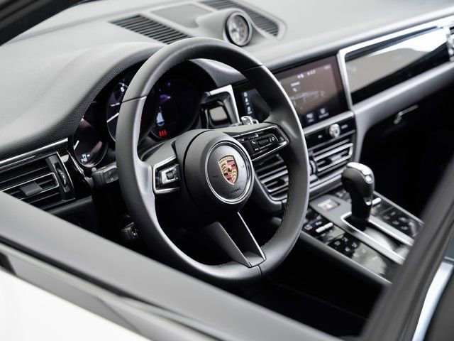 Certified 2025 Porsche Macan image 9
