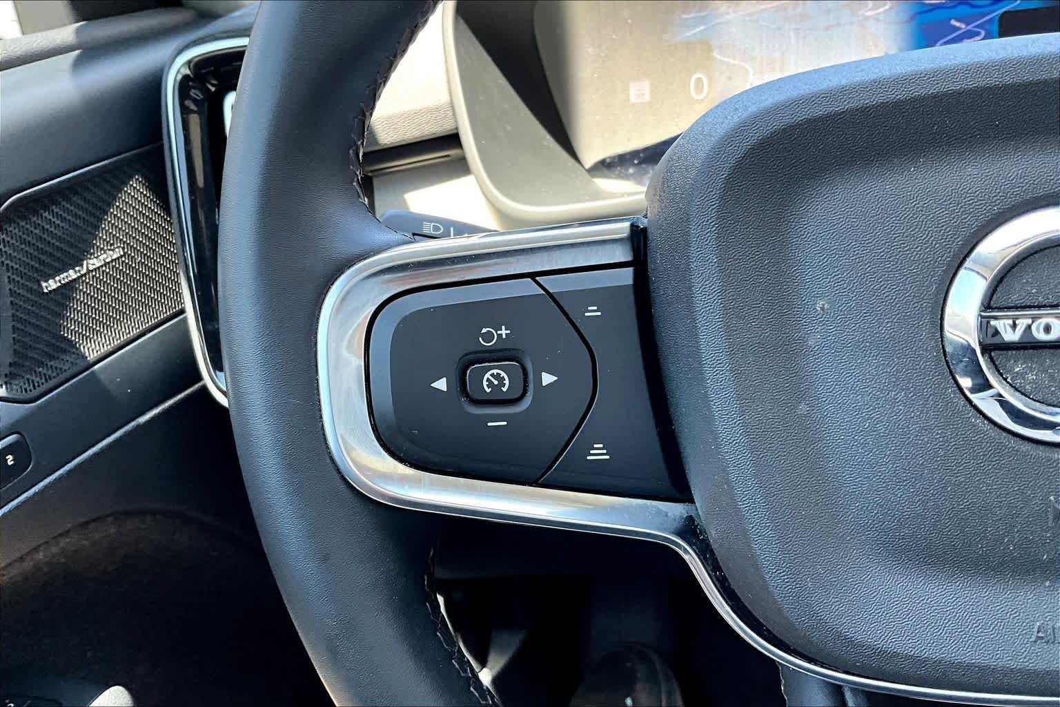 Used 2024 Volvo XC40 B5 Ultimate image 23