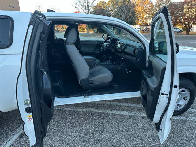 Used 2018 Toyota Tacoma SR image 15