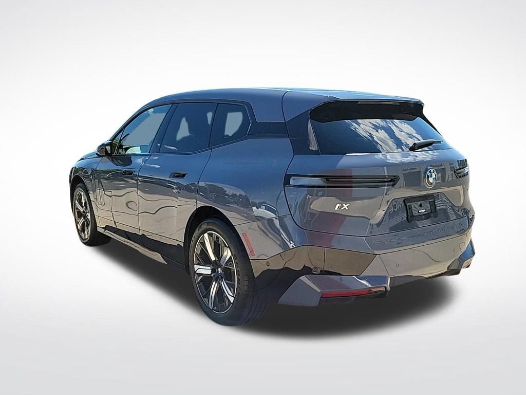 Used 2023 BMW iX xDrive50 w/ Sport Package AWD/4WD image 3
